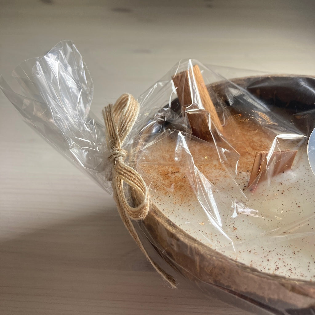 Riisipuuro soijavahakynttilä kookoskuoressa