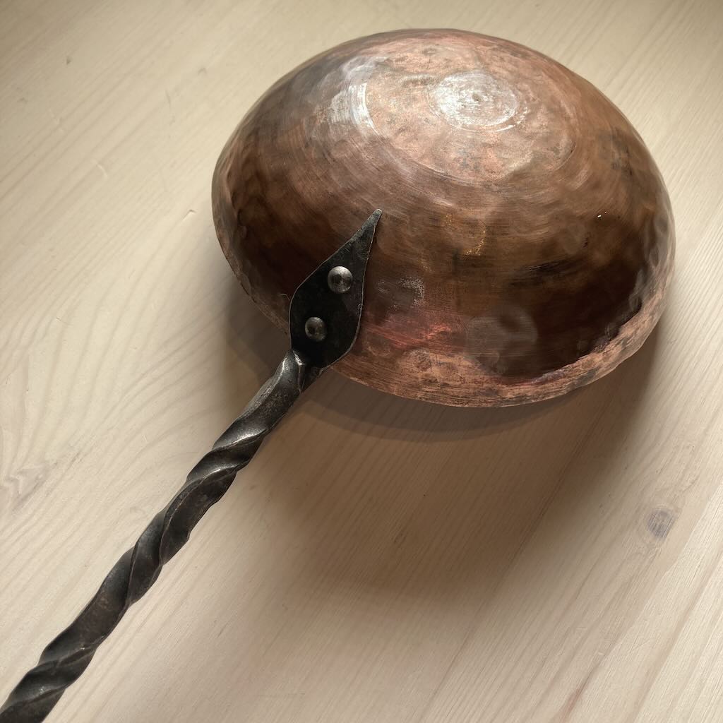 Löylykauha Auteretar, yksityiskohta kuparisesta kupista alhaalta päin.