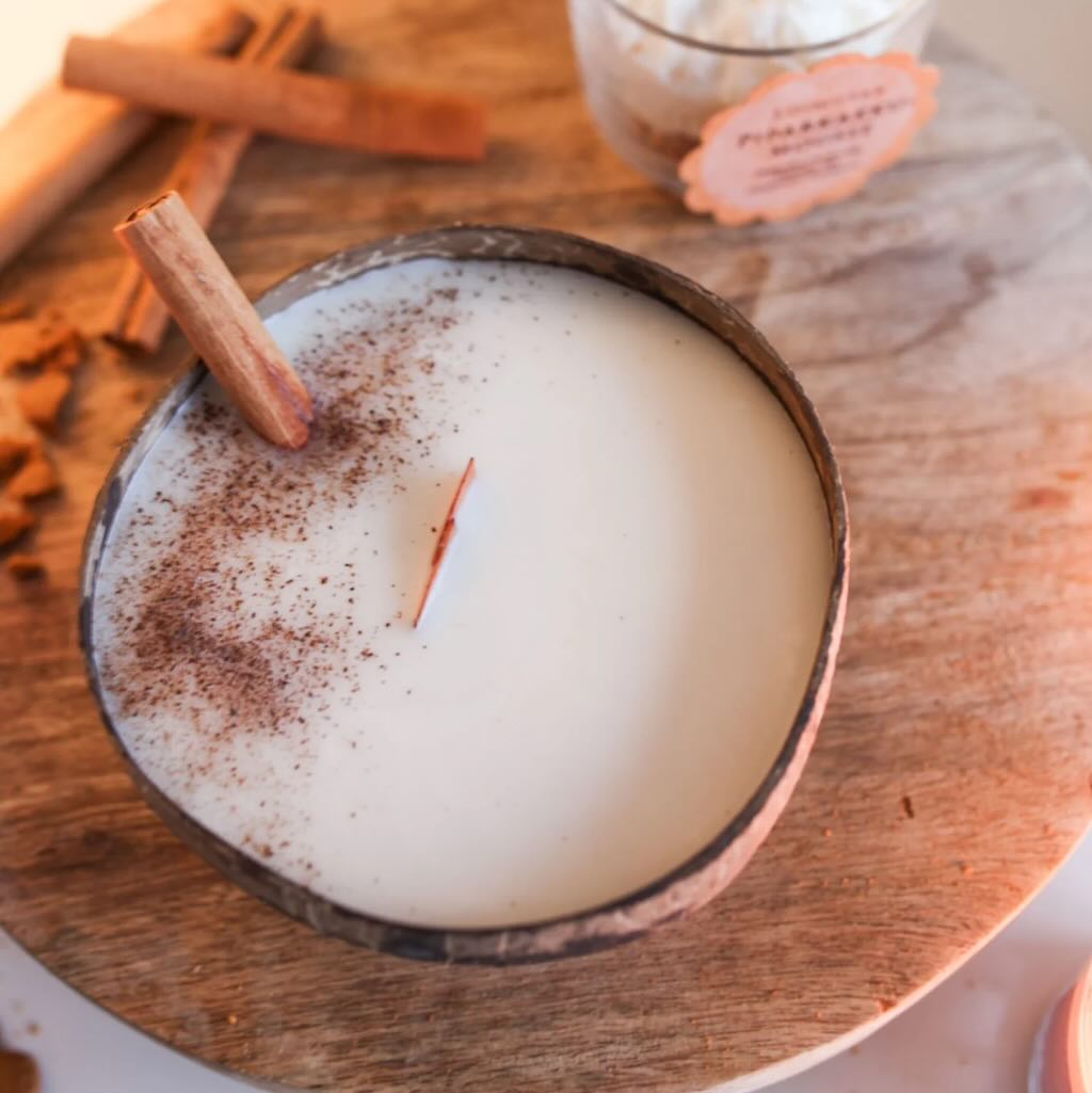 Riisipuuro soijavahakynttilä kookoskuoressa